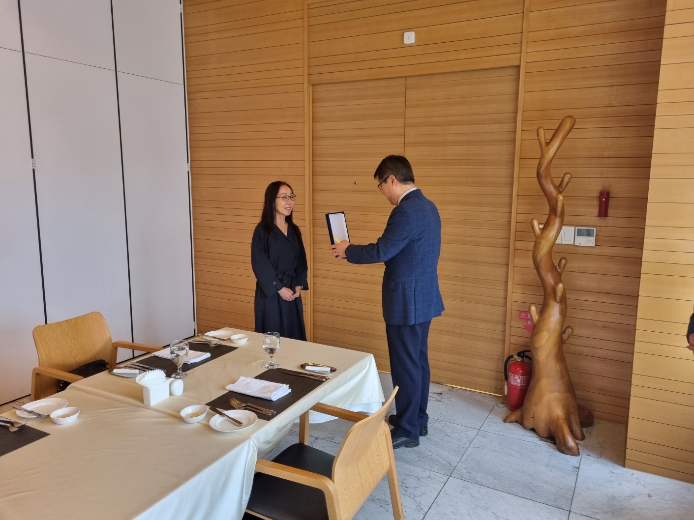 Presentation of an Appreciation Plaque to Outstanding Volunteer Organization for International Students